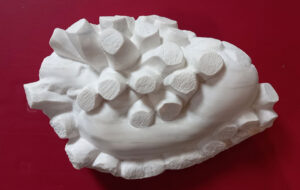 Weißer Marmor, Menschlicher Körper eingebettet in zylindrisch gearbeitete Formen