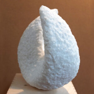 in sich gebogene Form, Standfläche breiter in zwei Spitzen zulaufend, die sich zuneigen