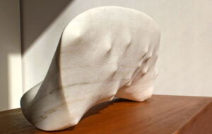 Marmor, eine Seite fein geschliffene, andere grog geraspelt mit kleinen Erhebungen