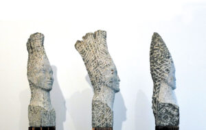 Drei Büsten auf jeweils einer Holzstele