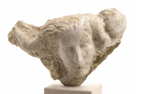 Menschlicher Kopf durch den zwei kleine aneinandergeschmiegte Menschen fliegen