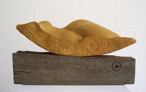 Liegender sich drehender Frauentorso auf Holzsockel