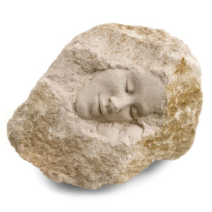 Im größtenteil Naturbelassenen Stein schmiegen sich die Köpfe von Mutter und Kind aneinander