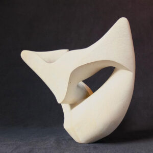 Dreieckige, geschwungene Form mit Durchbruch