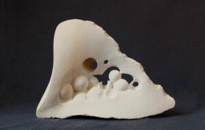 geschwungene Blattform mit Kugeln und Löchern