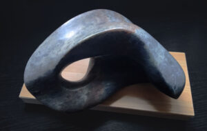 Organische Skulptur, Freie Form, in grün/braunen Speckstein