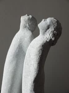 Zwei Menschen schauen in den Sternenhimmel