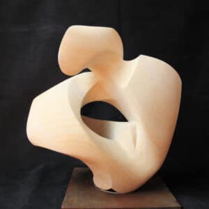 Skulptur mit dynamischer Spannung in Flächen und Aufrichtung, zwei Durchbrüche