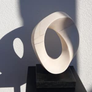 Möbiusband aus Weiß/rosa Marmor, Feinschliff