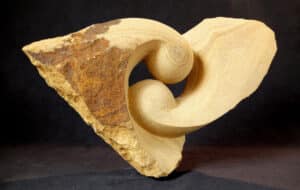 Zwei sich umkreisende Kugeln mit Schweif aus Sandstein