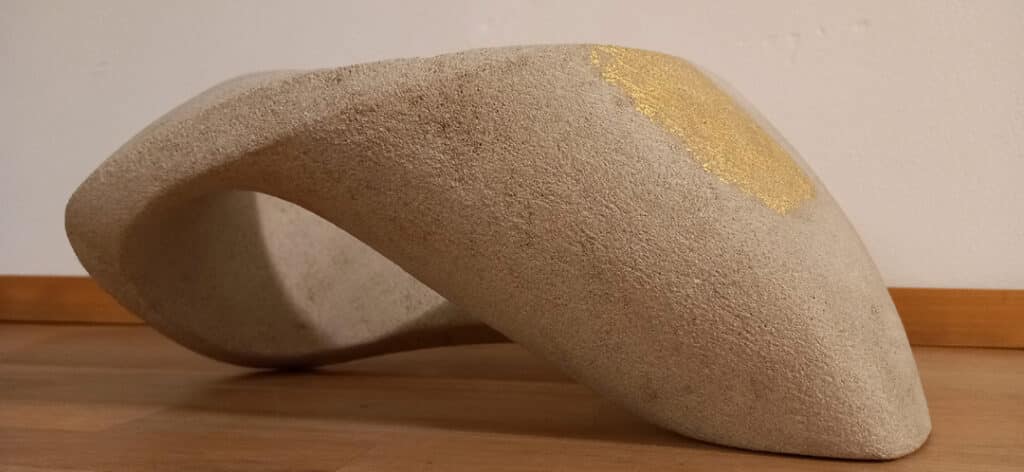 Skulptur aus Thüster Kalkstein mit Braille Schrift ‚PEACE‘