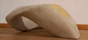 Unendlichband Peace/Gold Skulptur - Unendlichband Peace/Gold - aus Thüster Kalkstein mit Braille Schrift ‚PEACE‘