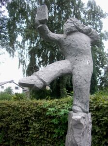 Skulptur einer stehend lesenden Person aus Anröchter Kalkstein (mit geringem Sandanteil)