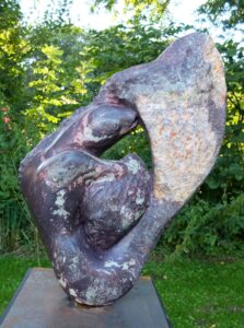 Große organische Steinskulptur aus mehrfarbigem Serpentin von 2023/2024