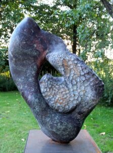 Große organische Steinskulptur aus mehrfarbigem Serpentin von 2023/2024