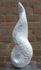 Steinskulptur von Sylvia Middel. Kristalliner Marmor, 2025, gespitzt und Flachmeißelstruktur