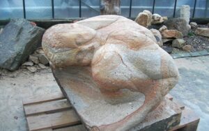 Stark gemaserte, große Sandsteinskulptur aus Ibbenbürener Sandstein, 2015